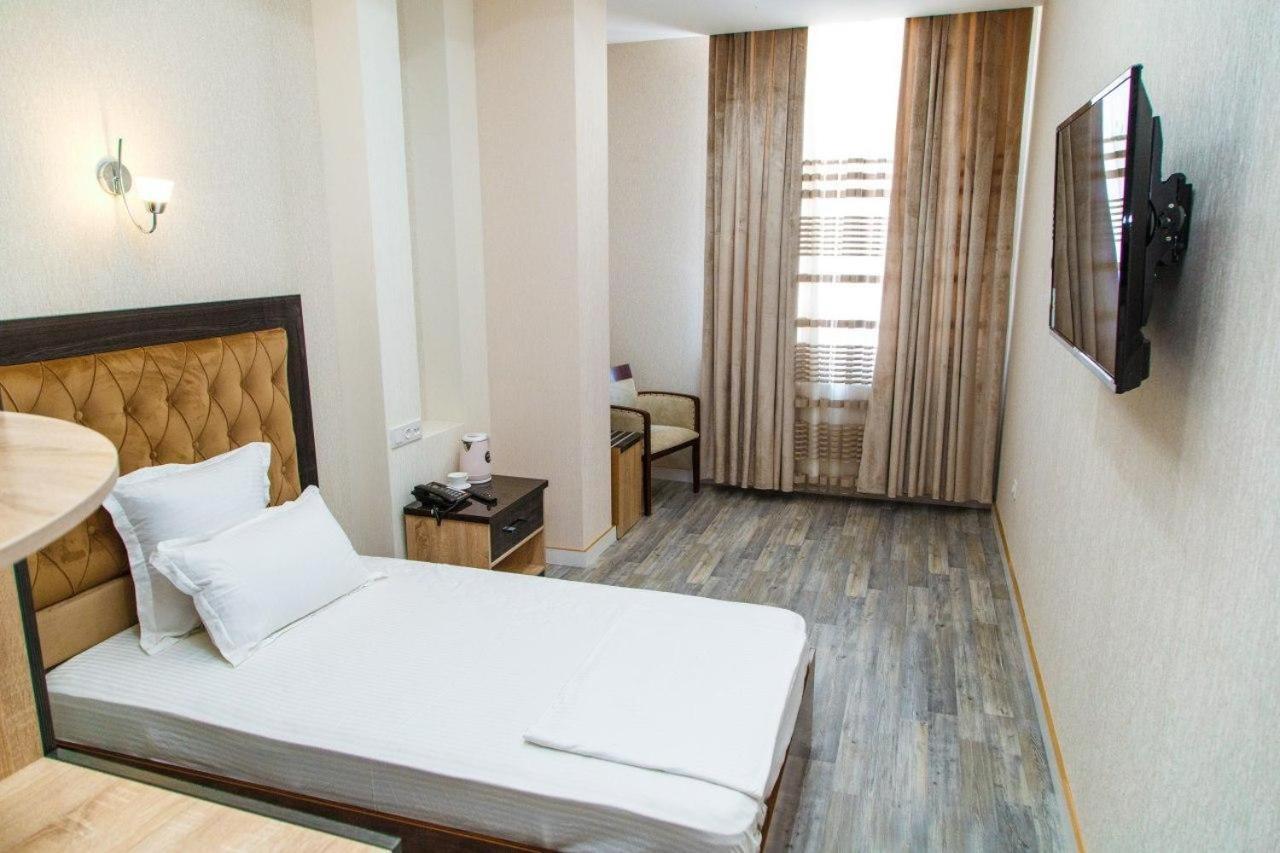 Shedevr Plaza Hotell Namangan Exteriör bild